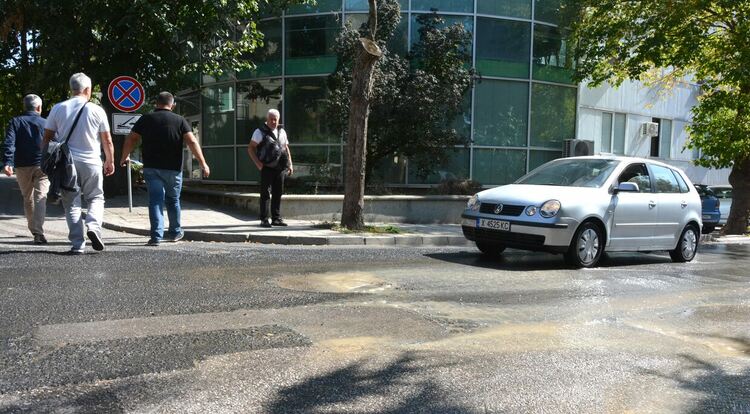 Вода се излива по улица „Георги Кирков“ от спукана тръба 