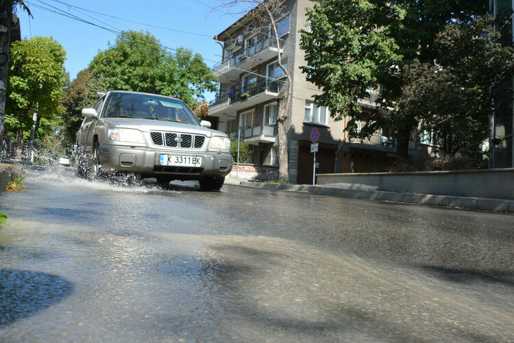 Вода се излива по улица „Георги Кирков“ от спукана тръба 