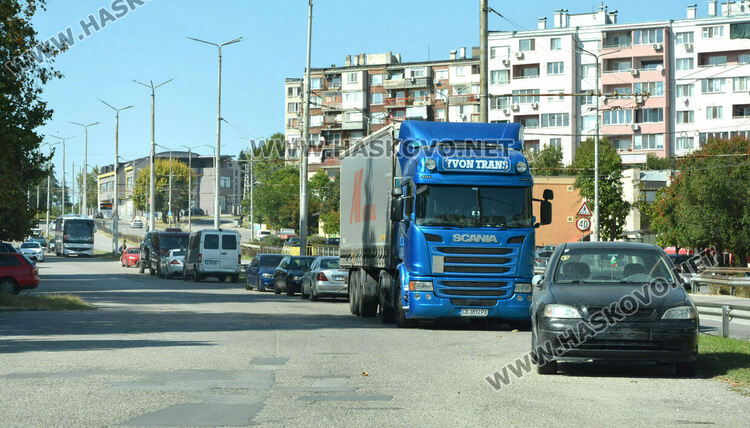 Работят ли институциите? - хасковлия отново сигнализира за паркирани тир и автобус в локалното в „Орфей“
