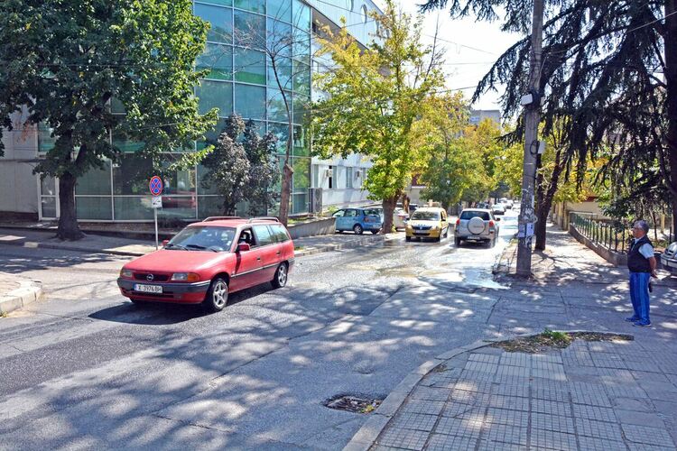 Вода се излива по улица „Георги Кирков“ от спукана тръба 