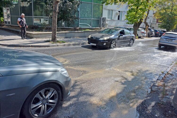 Вода се излива по улица „Георги Кирков“ от спукана тръба 