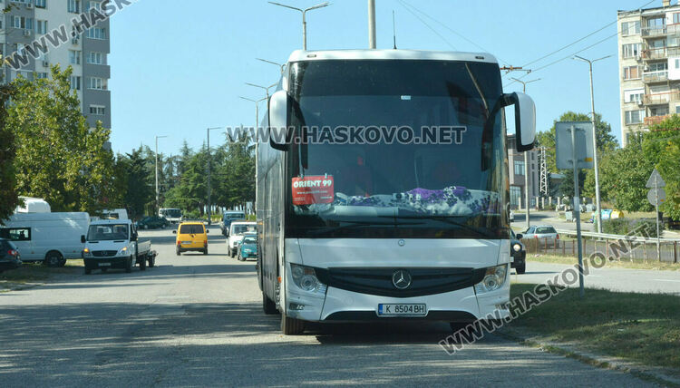 Работят ли институциите? - хасковлия отново сигнализира за паркирани тир и автобус в локалното в „Орфей“