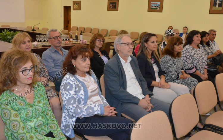 Областният управител и директорът РУО отличиха  заслужили учители от Хасковски регион