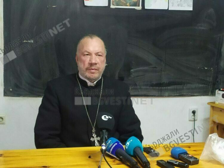 отец Боян Саръев