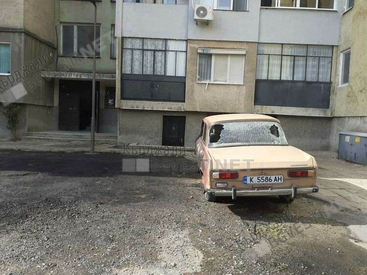 Два леки автомобила изгоряха рано тази сутрин при пожар в Кърджали