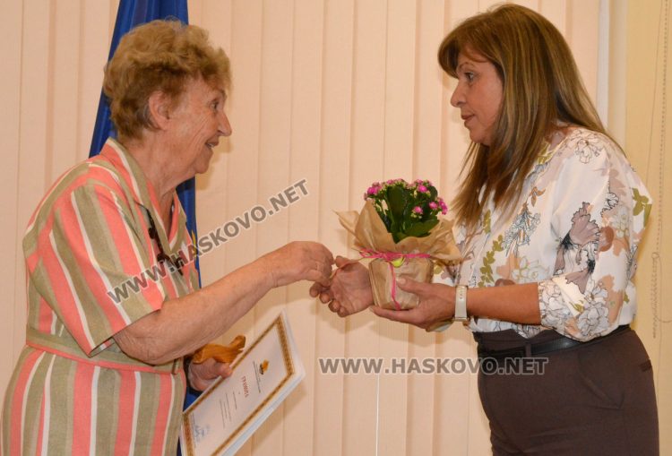 Областният управител и директорът РУО отличиха  заслужили учители от Хасковски регион