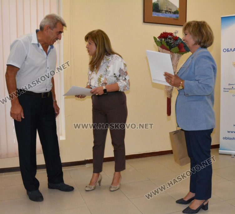 Областният управител и директорът РУО отличиха  заслужили учители от Хасковски регион