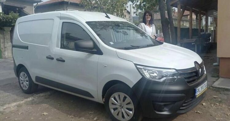 Нов лекотоварен автомобил закупи Община Радомир за разнос на храна 