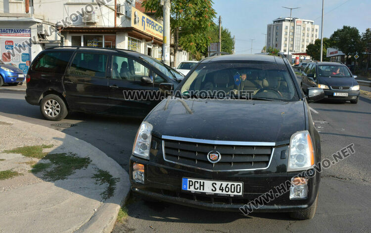 Жена пострада при катастрофа между Кадилак и Форд