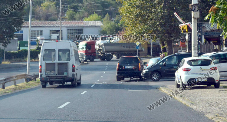 Жена пострада при катастрофа между Кадилак и Форд