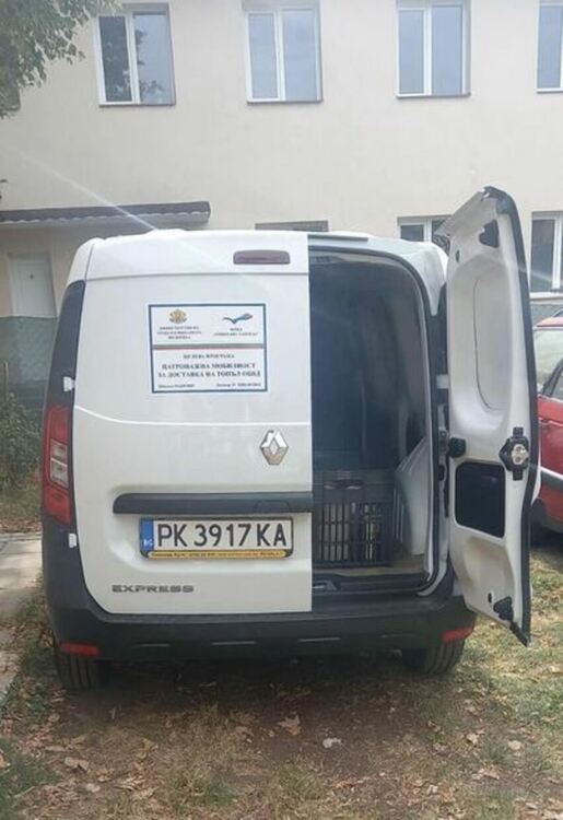 Нов лекотоварен автомобил закупи Община Радомир за разнос на храна 