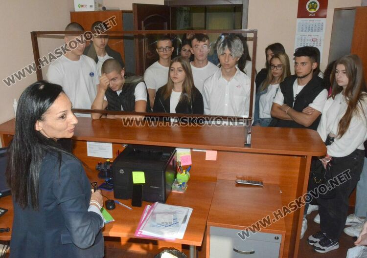 Информираха гимназисти за делата в Административен съд – Хасково