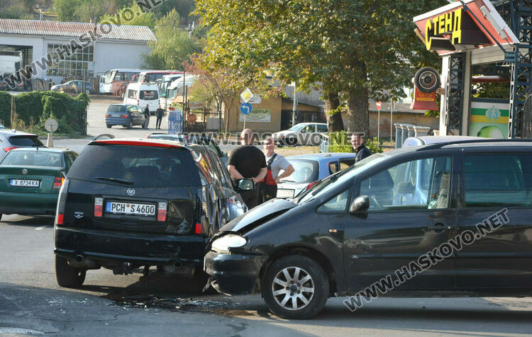 Жена пострада при катастрофа между Кадилак и Форд