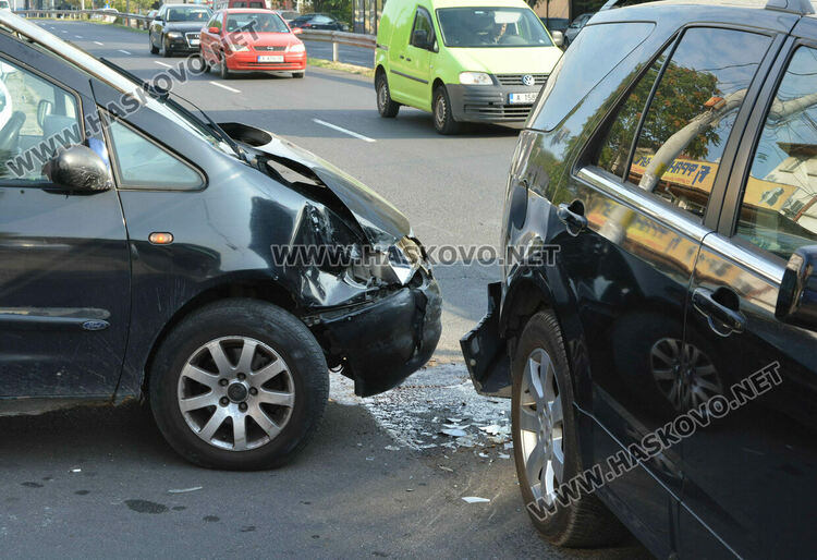 Жена пострада при катастрофа между Кадилак и Форд