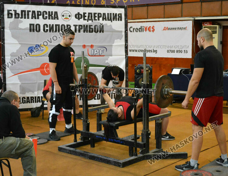 66 състезатели се включиха в шампионата по вдигане от лег