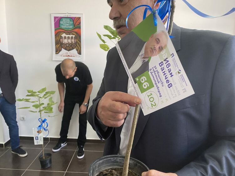 6 кандидати с № 66 за Димитровград представи „Демократична България“