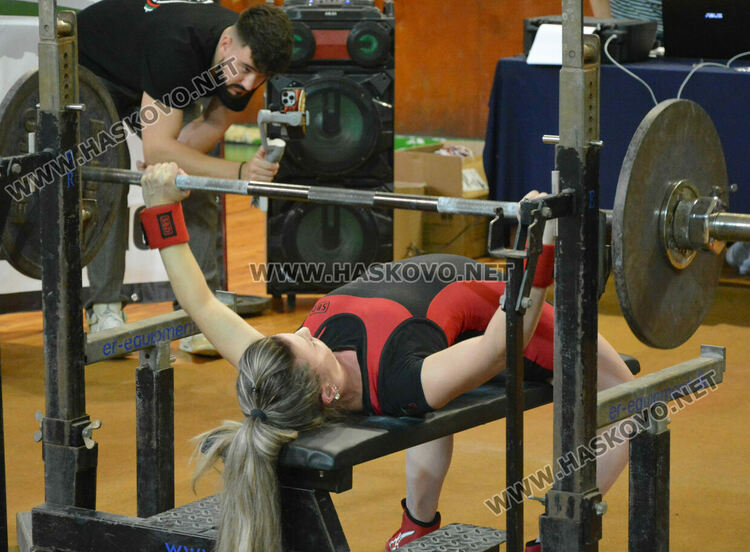 66 състезатели се включиха в шампионата по вдигане от лег