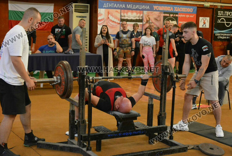 66 състезатели се включиха в шампионата по вдигане от лег
