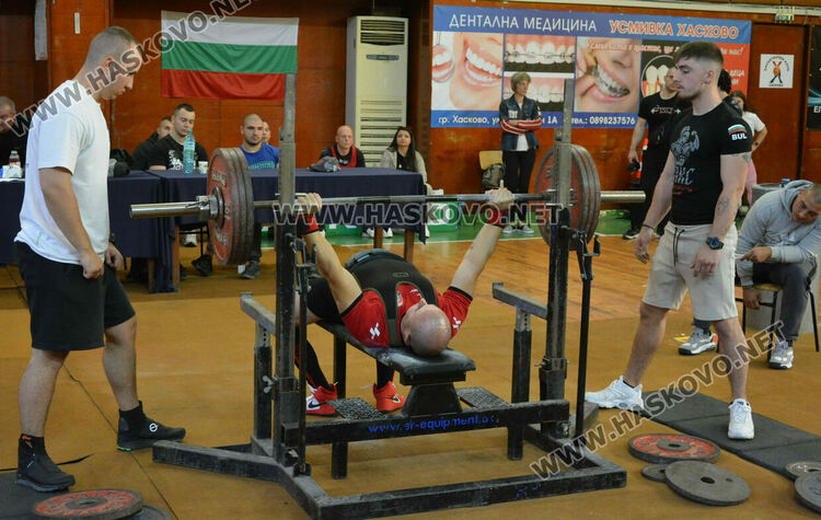 66 състезатели се включиха в шампионата по вдигане от лег