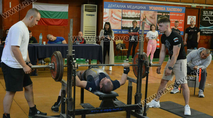 66 състезатели се включиха в шампионата по вдигане от лег