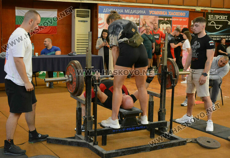 66 състезатели се включиха в шампионата по вдигане от лег