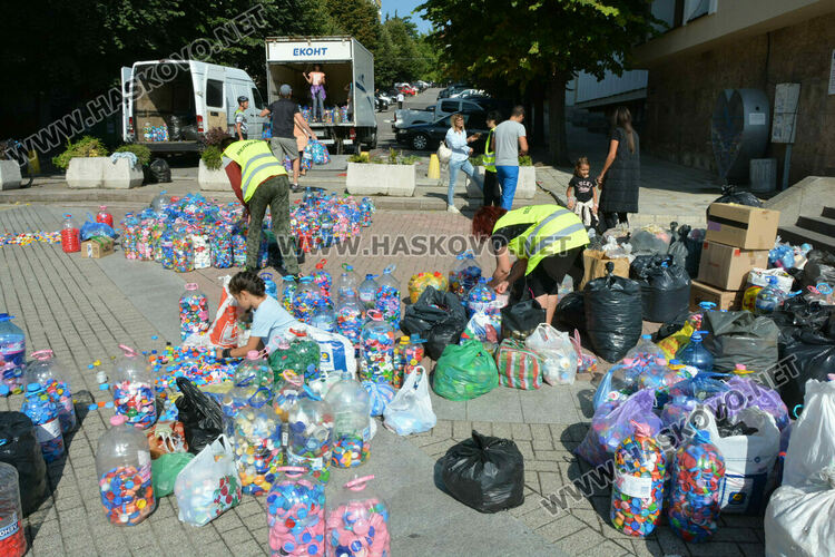 Грамоти за дарителите от Хасково на „Капачки за бъдеще“