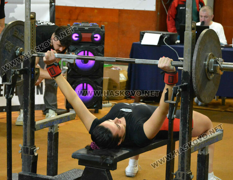 66 състезатели се включиха в шампионата по вдигане от лег