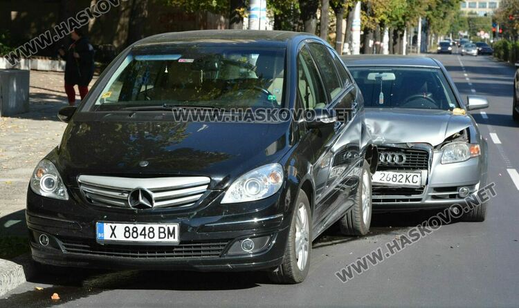 Младеж заби автомобила си  в колата на спряла на забранено шофьорка