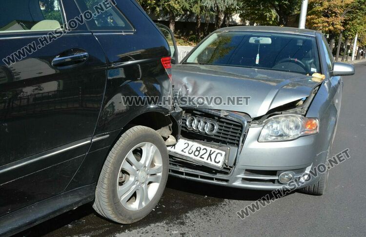 Младеж заби автомобила си  в колата на спряла на забранено шофьорка