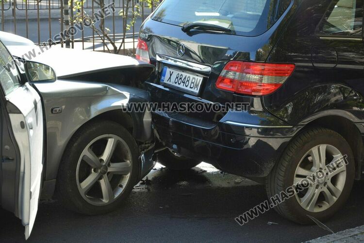 Младеж заби автомобила си  в колата на спряла на забранено шофьорка