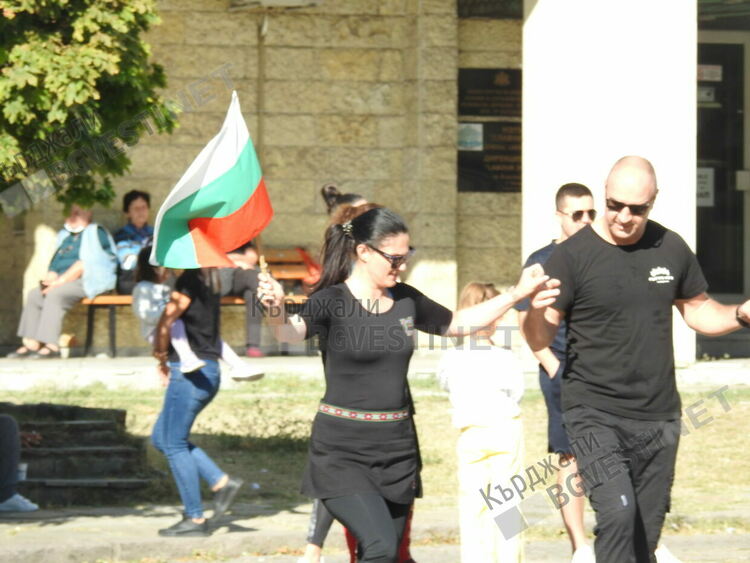 Десетки кърджалийци се включиха в инициативата „Неделно хоро”/снимки/