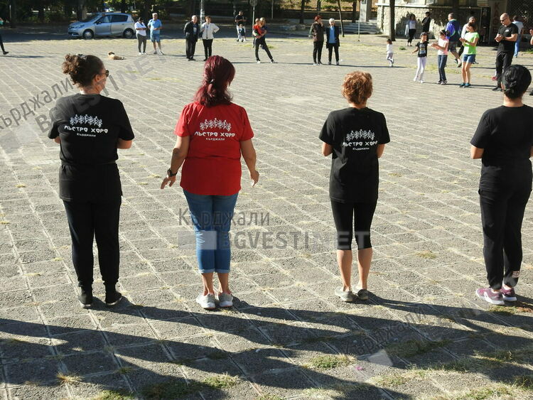Десетки кърджалийци се включиха в инициативата „Неделно хоро”/снимки/