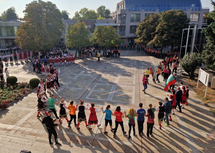  Фестивалът "Среща в Тракия” събра стотици почитатели на българския фолклор