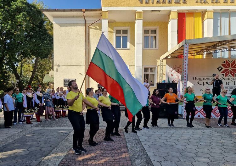  Фестивалът "Среща в Тракия” събра стотици почитатели на българския фолклор