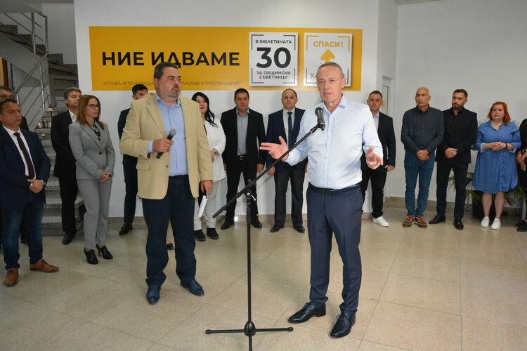 Кандидатите за съветници от „Спаси Хасково“ – „Ние идваме“ с идеи за справяне с пътния трафик и обновления