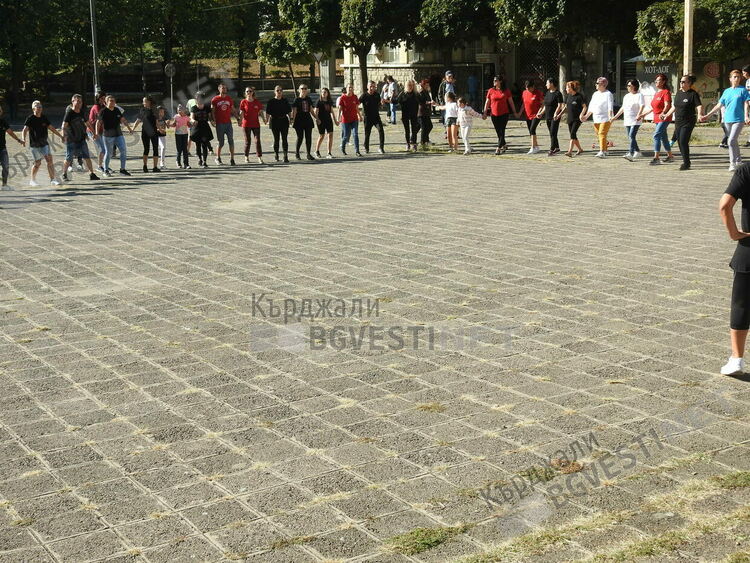 Десетки кърджалийци се включиха в инициативата „Неделно хоро”/снимки/