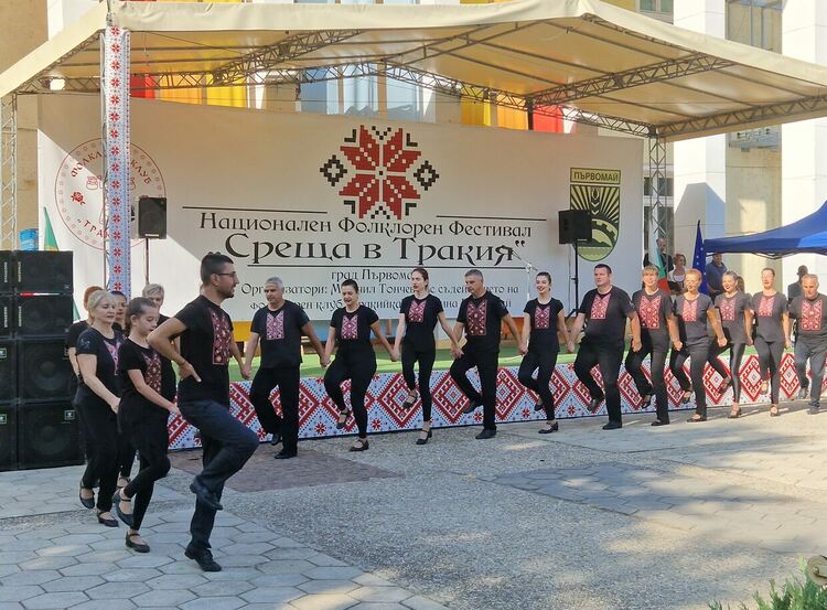  Фестивалът "Среща в Тракия” събра стотици почитатели на българския фолклор