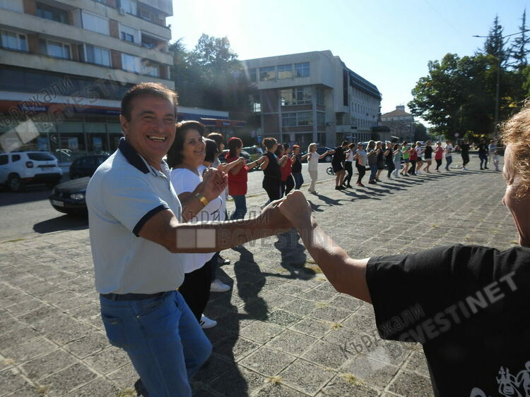 Десетки кърджалийци се включиха в инициативата „Неделно хоро”/снимки/