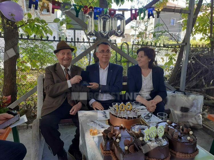 Кметът Хасан Азис почете фронтовака Нико Костов за неговия вековен юбилей