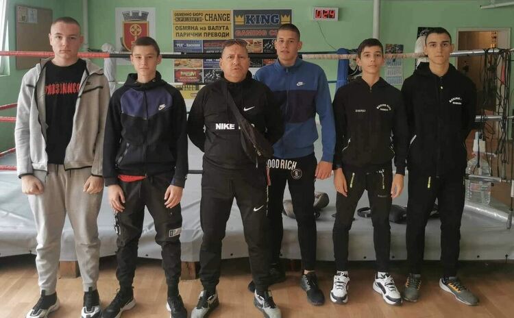 Петима боксьори на „Севдалин Василев“ излизат за медалите на Държавното първенство за юноши