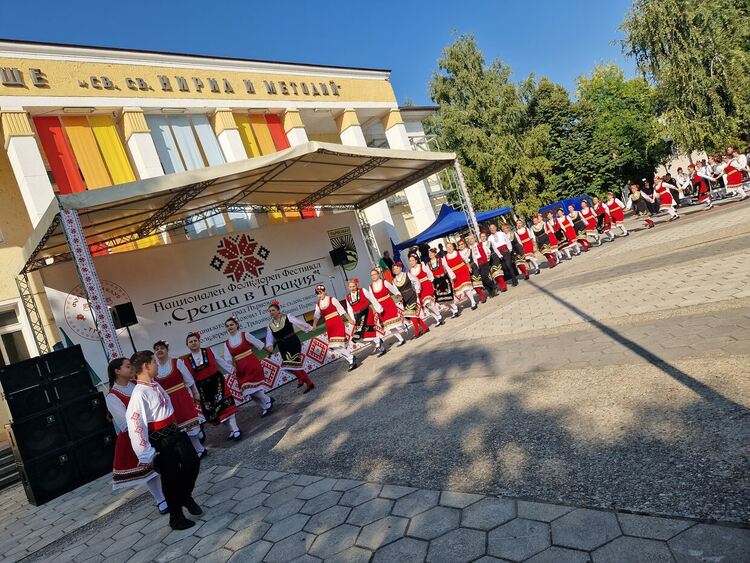  Фестивалът "Среща в Тракия” събра стотици почитатели на българския фолклор
