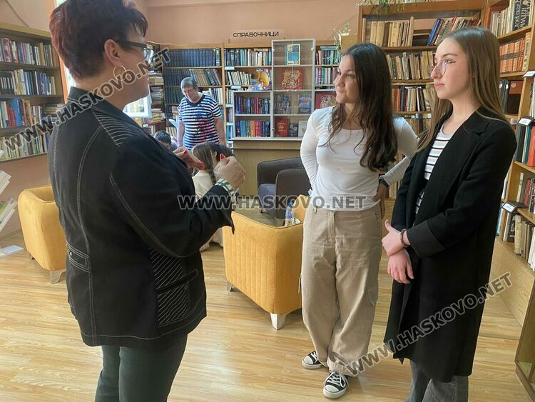 Зона за тийнеджъри води в библиотеката в „Заря“ десетокласници от Димитровград