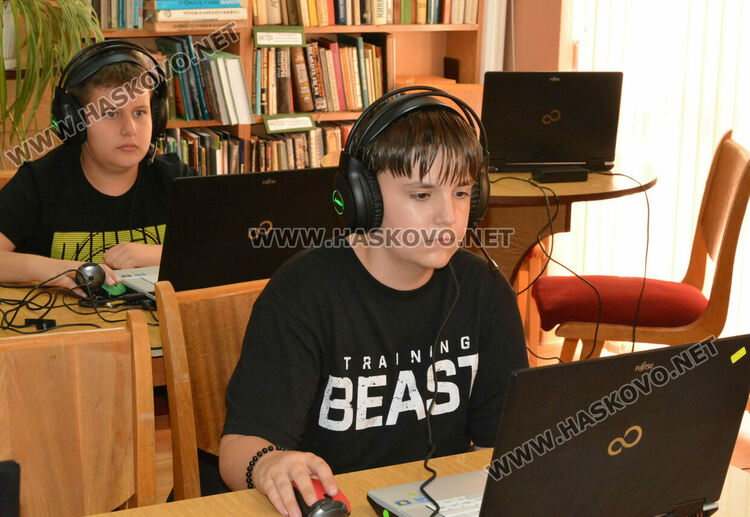 Зона за тийнеджъри води в библиотеката в „Заря“ десетокласници от Димитровград