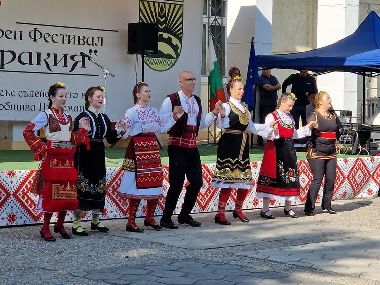  Фестивалът "Среща в Тракия” събра стотици почитатели на българския фолклор