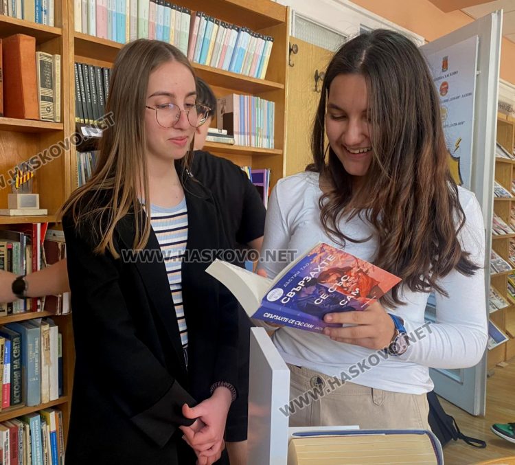 Зона за тийнеджъри води в библиотеката в „Заря“ десетокласници от Димитровград
