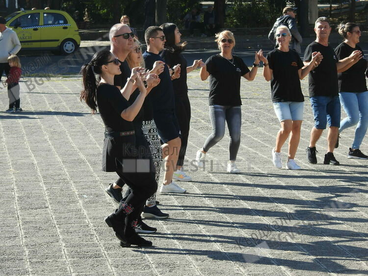 Десетки кърджалийци се включиха в инициативата „Неделно хоро”/снимки/