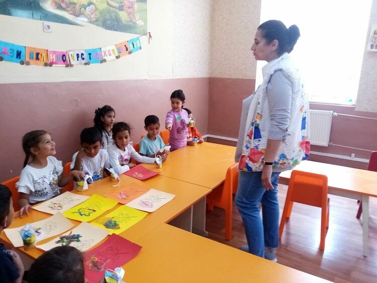 Започнаха занимания за деца под наслов "Ръчичка, торбичка, боичка"