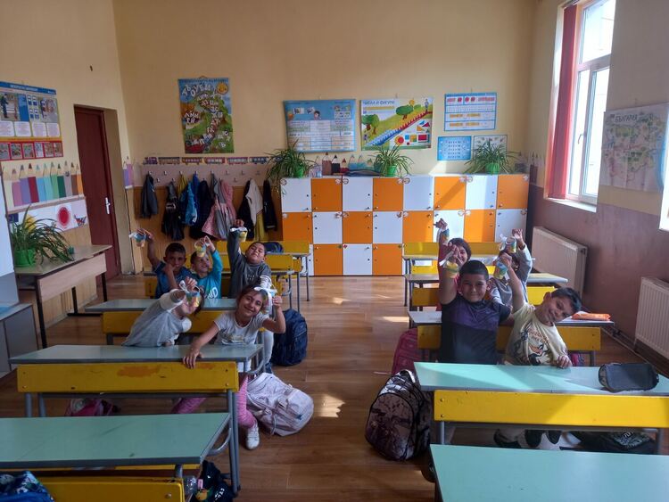 Започнаха занимания за деца под наслов "Ръчичка, торбичка, боичка"