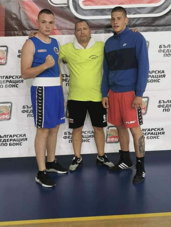 Петър Костадинов е на осминафинал на държавното по бокс