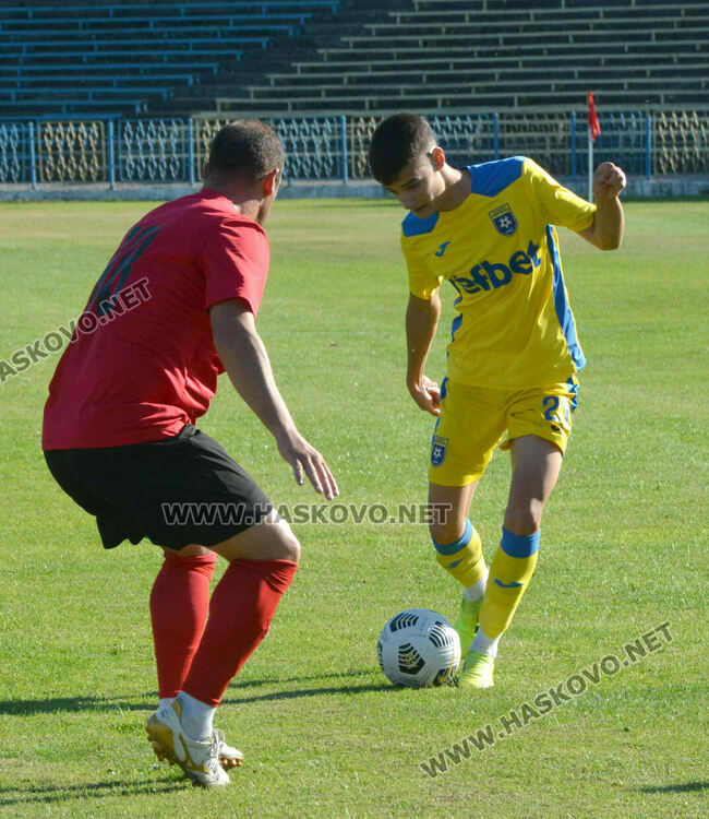 „Димитровград“ и „Саяна Хасково“ с убедителни победи 